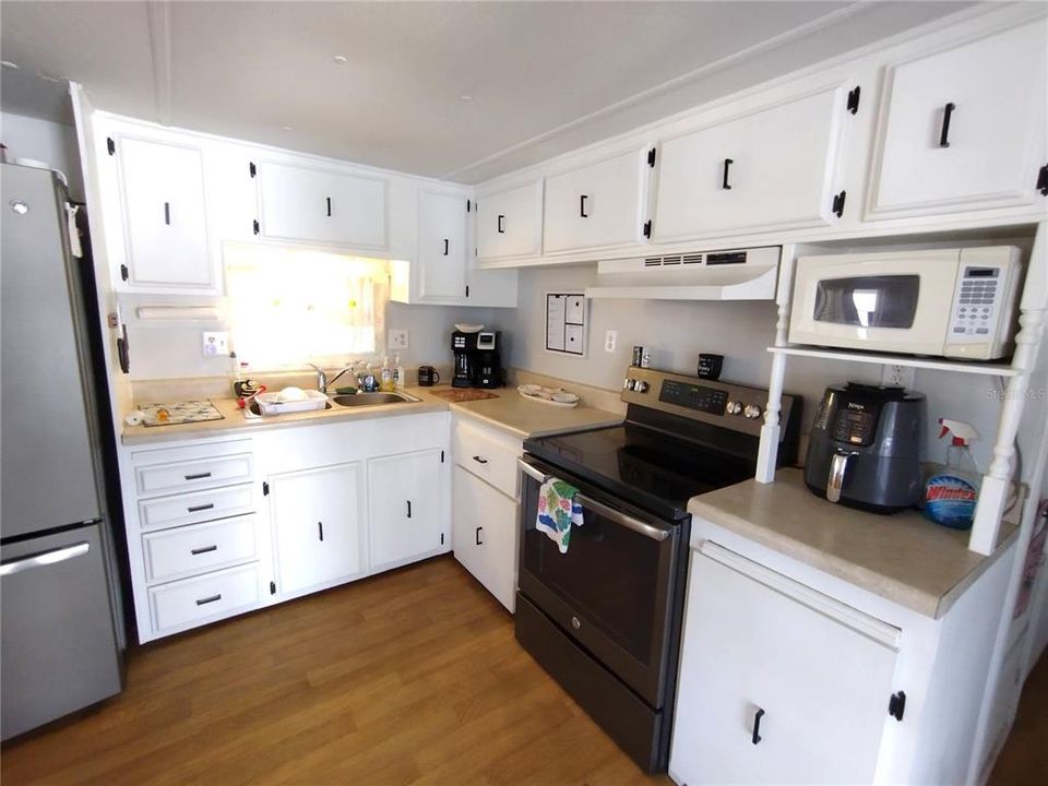 Active With Contract: $119,900 (2 beds, 2 baths, 915 Square Feet)