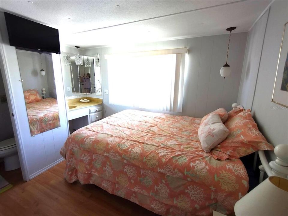 Active With Contract: $119,900 (2 beds, 2 baths, 915 Square Feet)