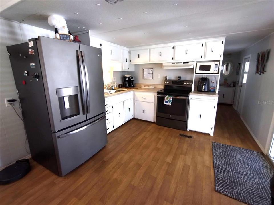 Active With Contract: $119,900 (2 beds, 2 baths, 915 Square Feet)