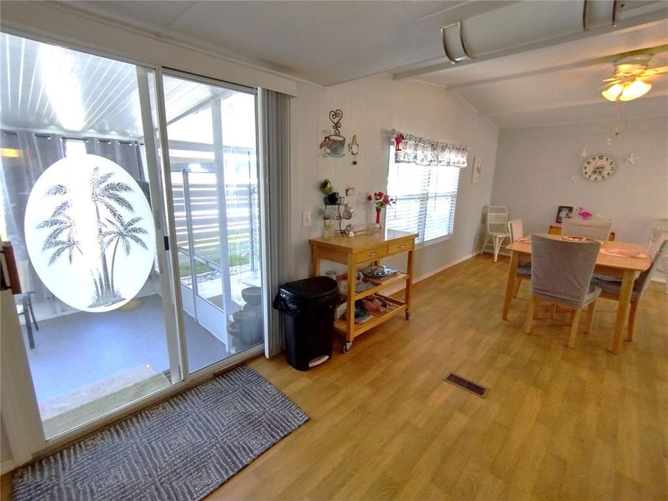 Active With Contract: $119,900 (2 beds, 2 baths, 915 Square Feet)