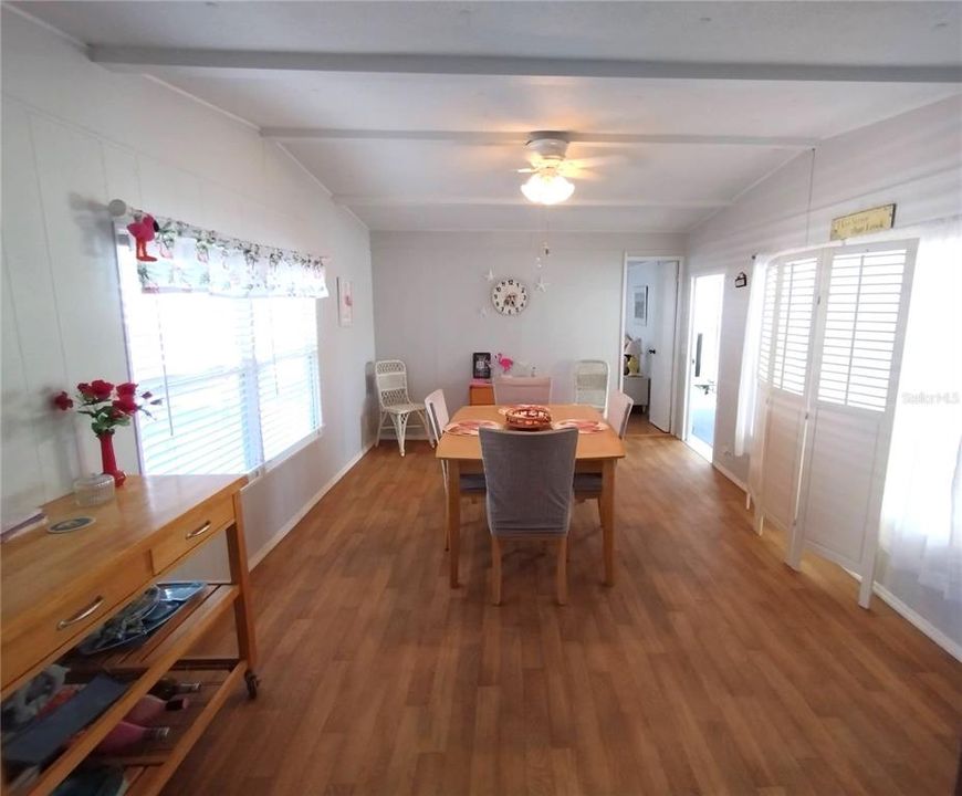 Active With Contract: $119,900 (2 beds, 2 baths, 915 Square Feet)