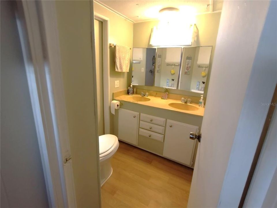 Active With Contract: $119,900 (2 beds, 2 baths, 915 Square Feet)