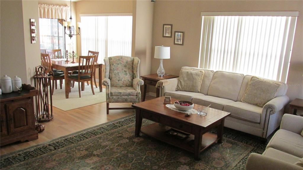 На продажу: $169,900 (2 спален, 2 ванн, 1040 Квадратных фут)