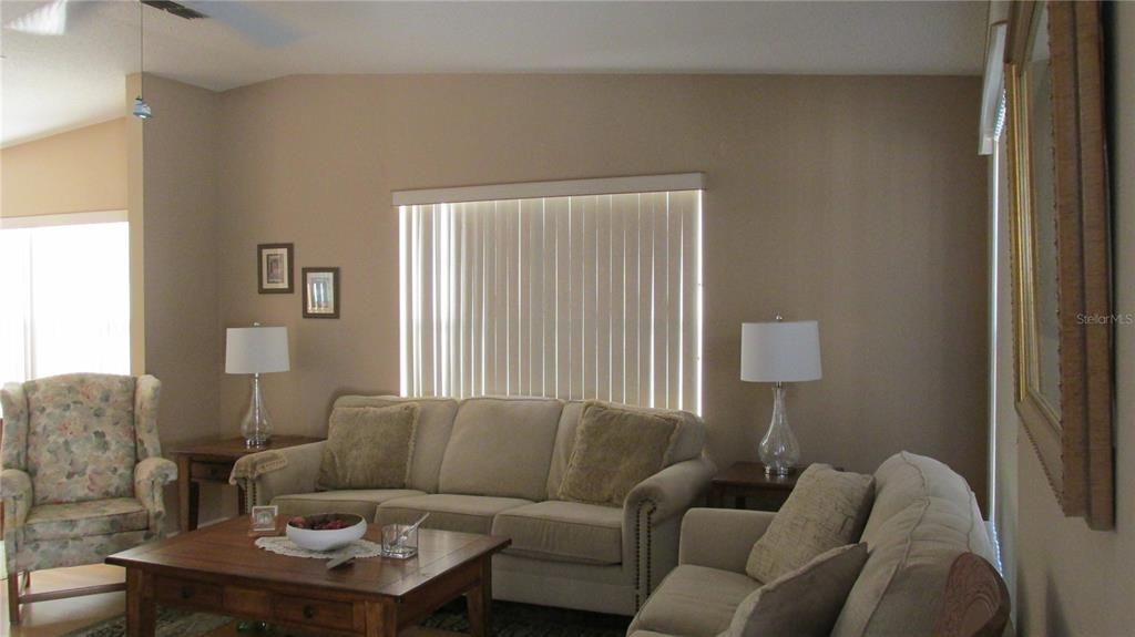 На продажу: $169,900 (2 спален, 2 ванн, 1040 Квадратных фут)