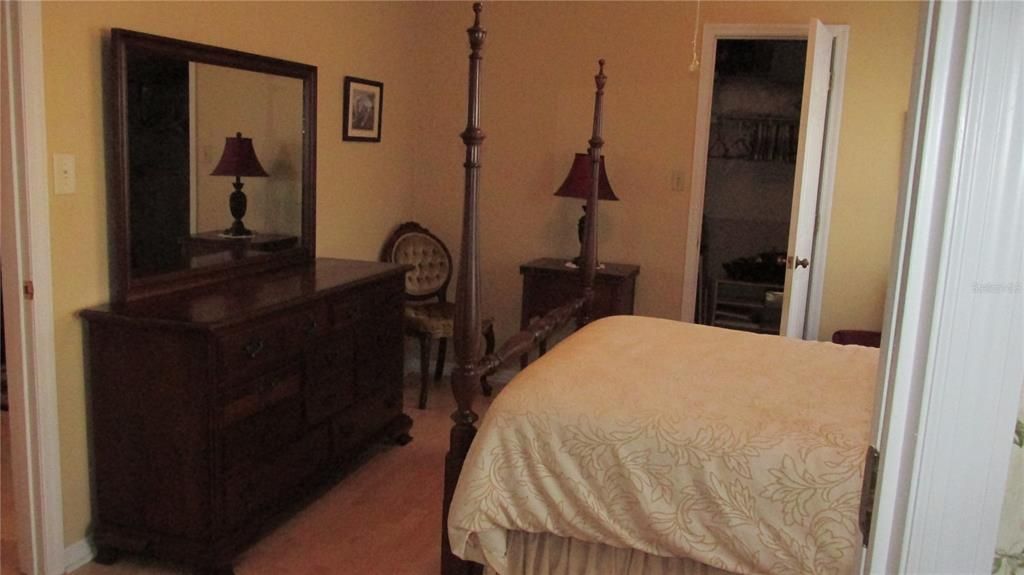 На продажу: $169,900 (2 спален, 2 ванн, 1040 Квадратных фут)