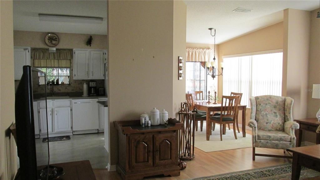 На продажу: $169,900 (2 спален, 2 ванн, 1040 Квадратных фут)