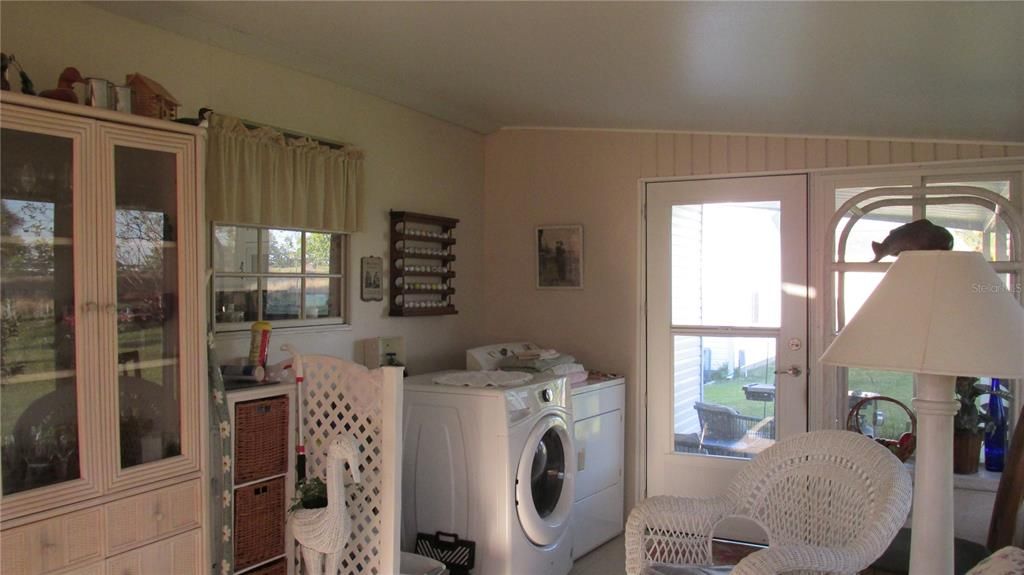 На продажу: $169,900 (2 спален, 2 ванн, 1040 Квадратных фут)