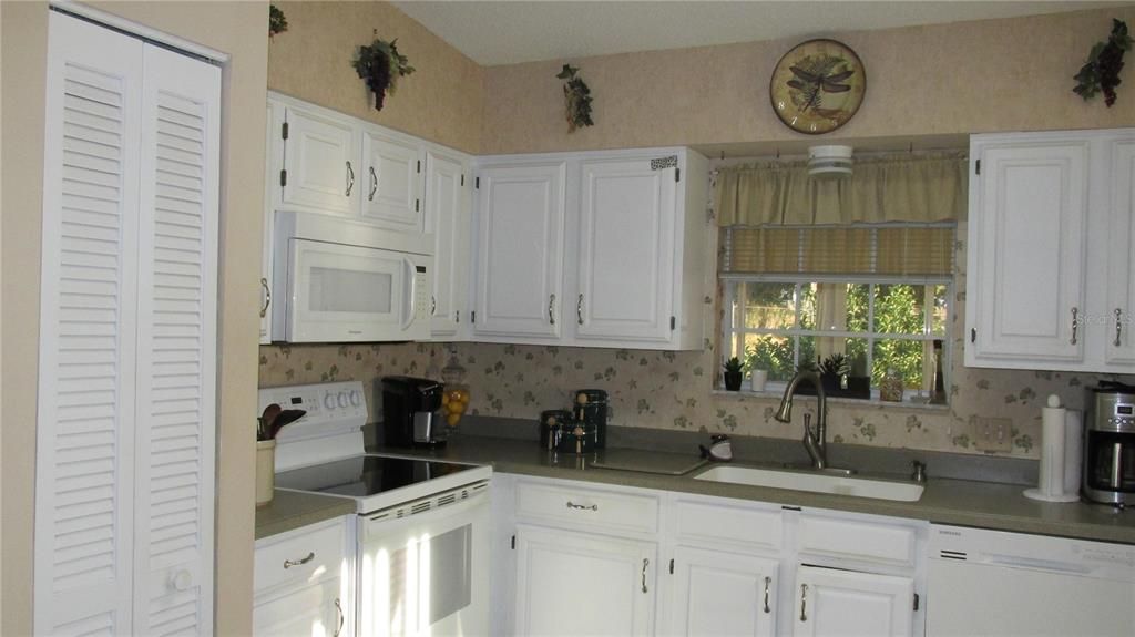 На продажу: $169,900 (2 спален, 2 ванн, 1040 Квадратных фут)