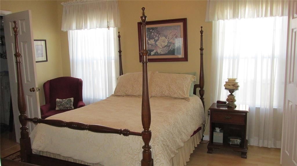 На продажу: $169,900 (2 спален, 2 ванн, 1040 Квадратных фут)