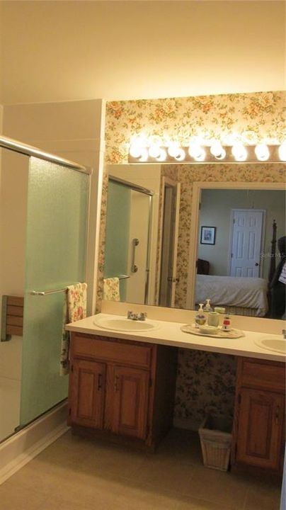 На продажу: $169,900 (2 спален, 2 ванн, 1040 Квадратных фут)