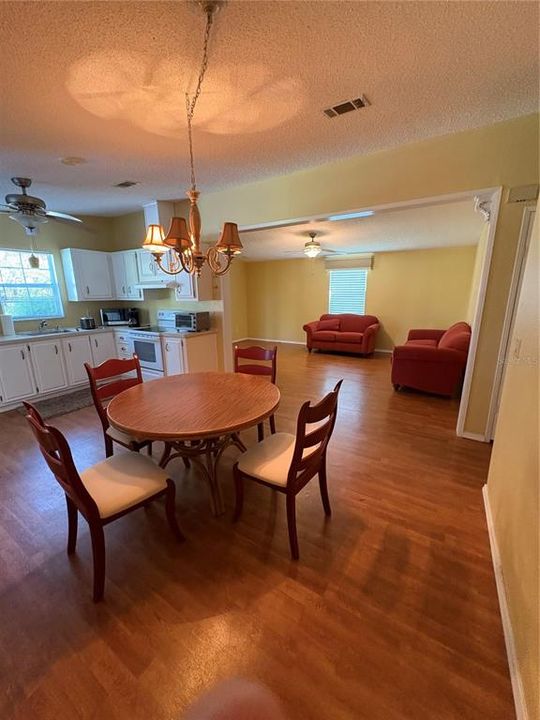 待售: $185,000 (2 贝兹, 1 浴室, 936 平方英尺)