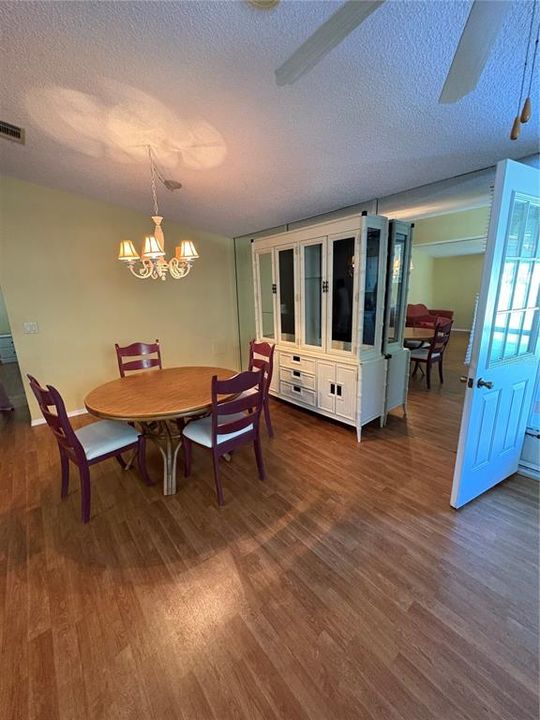 待售: $185,000 (2 贝兹, 1 浴室, 936 平方英尺)