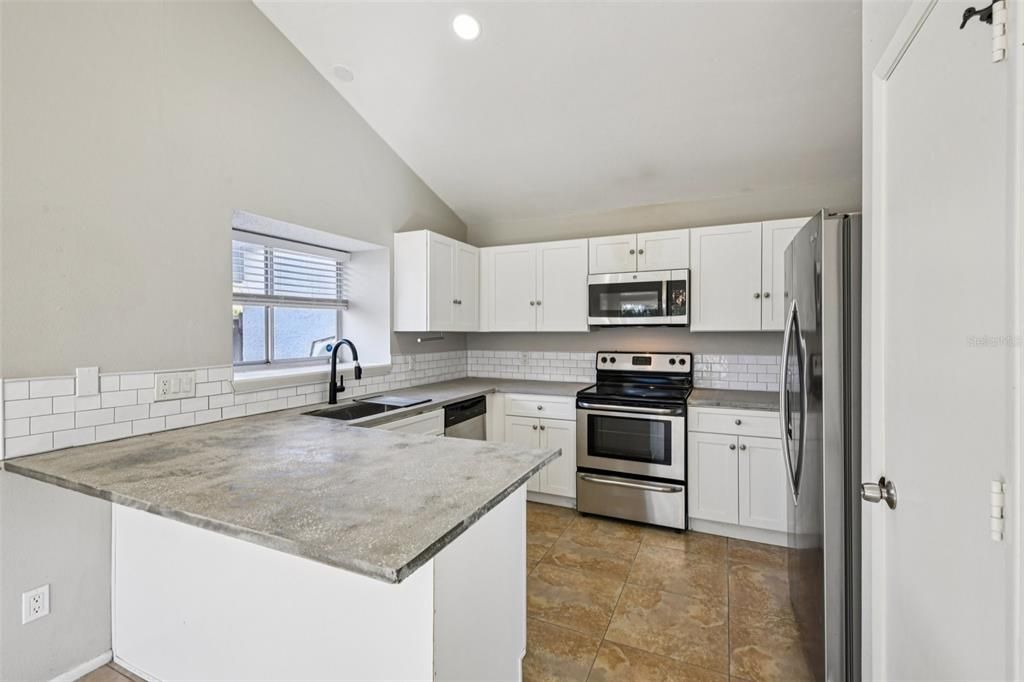 Active With Contract: $275,000 (2 beds, 2 baths, 1277 Square Feet)