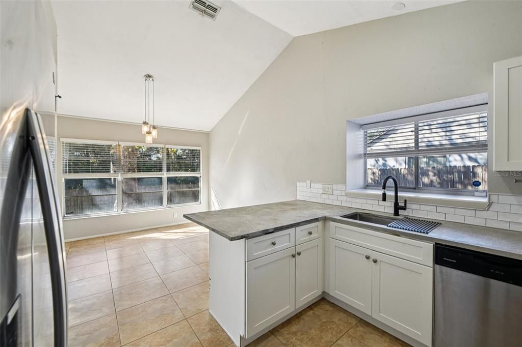 Active With Contract: $275,000 (2 beds, 2 baths, 1277 Square Feet)