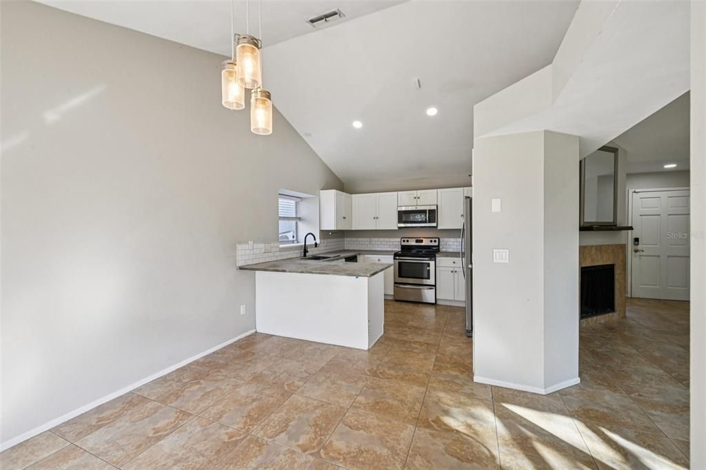 Active With Contract: $275,000 (2 beds, 2 baths, 1277 Square Feet)