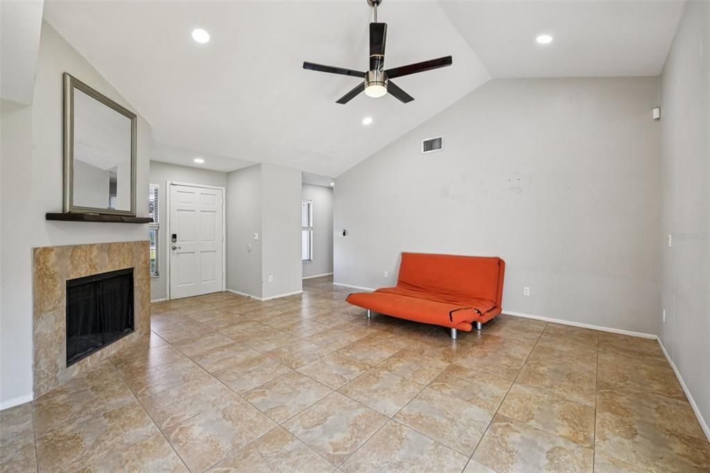 Active With Contract: $275,000 (2 beds, 2 baths, 1277 Square Feet)