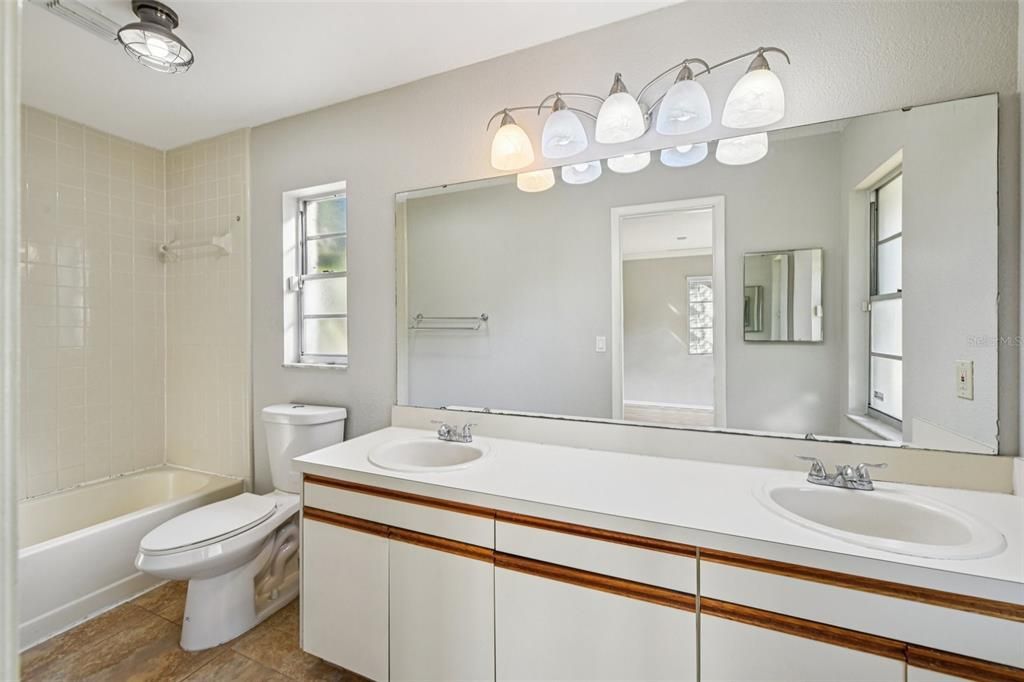 Active With Contract: $275,000 (2 beds, 2 baths, 1277 Square Feet)