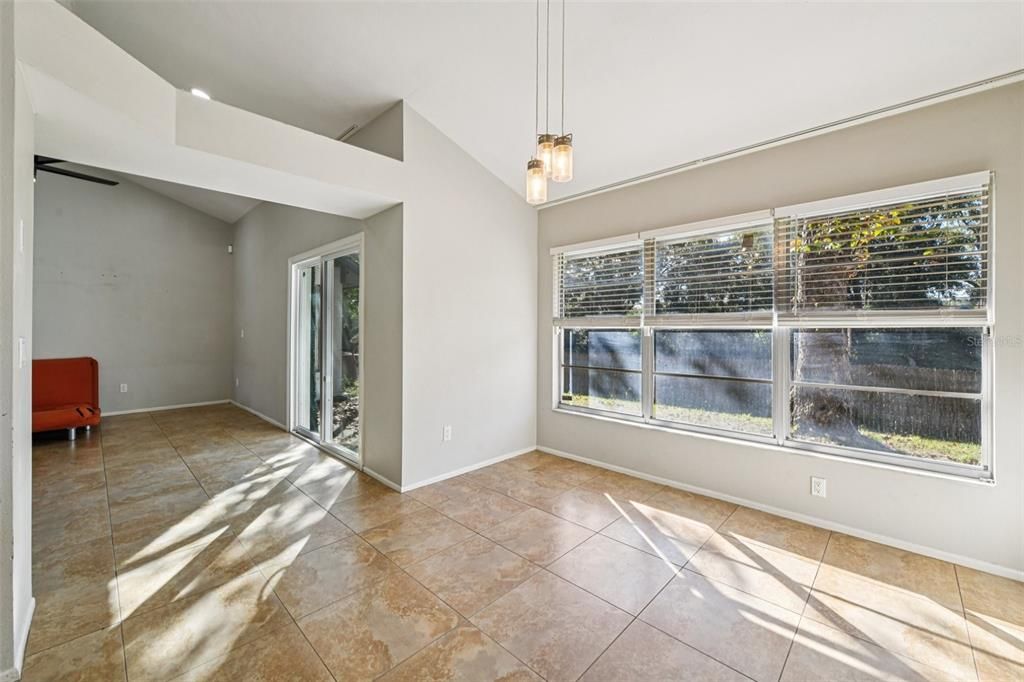 Active With Contract: $275,000 (2 beds, 2 baths, 1277 Square Feet)