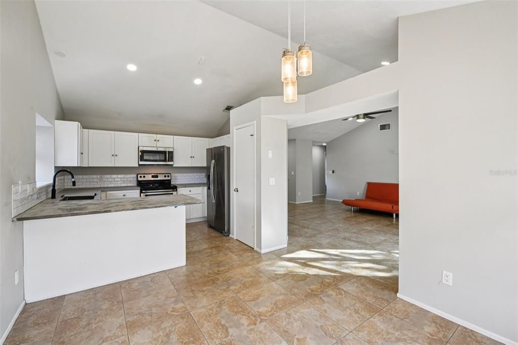Active With Contract: $275,000 (2 beds, 2 baths, 1277 Square Feet)