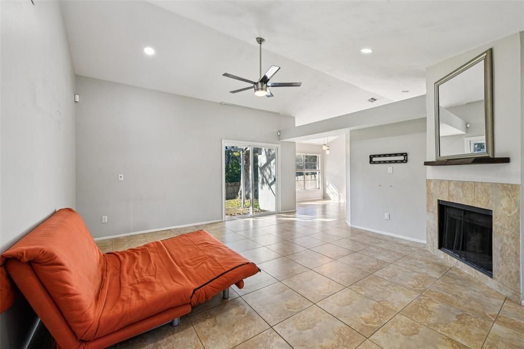 Active With Contract: $275,000 (2 beds, 2 baths, 1277 Square Feet)