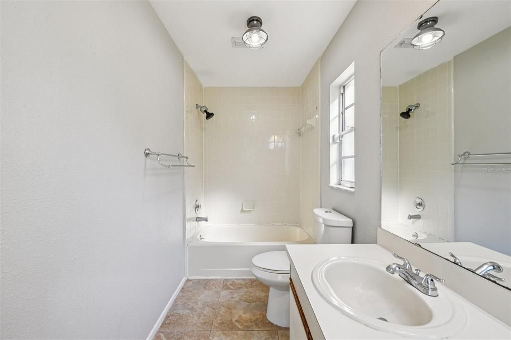 Active With Contract: $275,000 (2 beds, 2 baths, 1277 Square Feet)