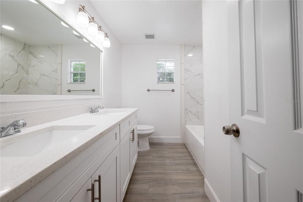 Под контрактом: $429,900 (4 спален, 2 ванн, 1766 Квадратных фут)