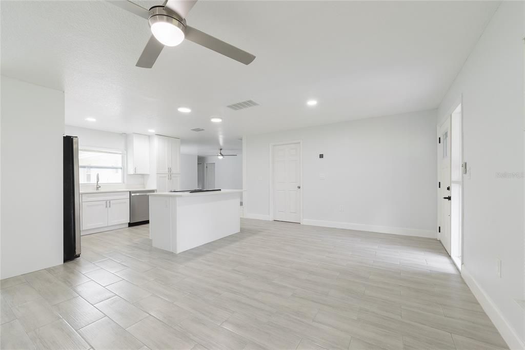 Под контрактом: $429,900 (4 спален, 2 ванн, 1766 Квадратных фут)