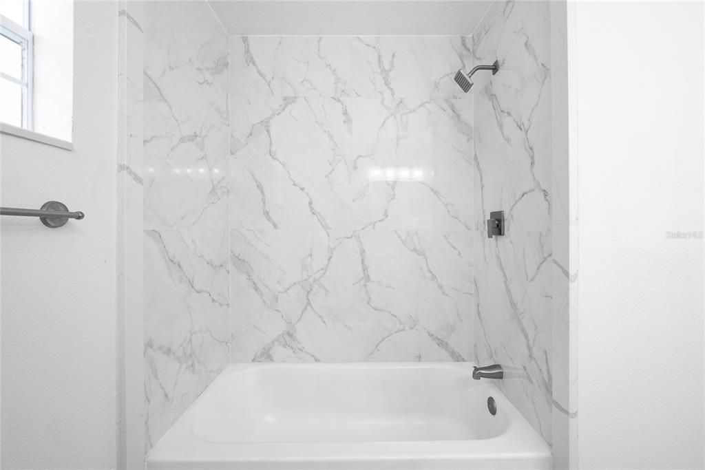 Под контрактом: $429,900 (4 спален, 2 ванн, 1766 Квадратных фут)