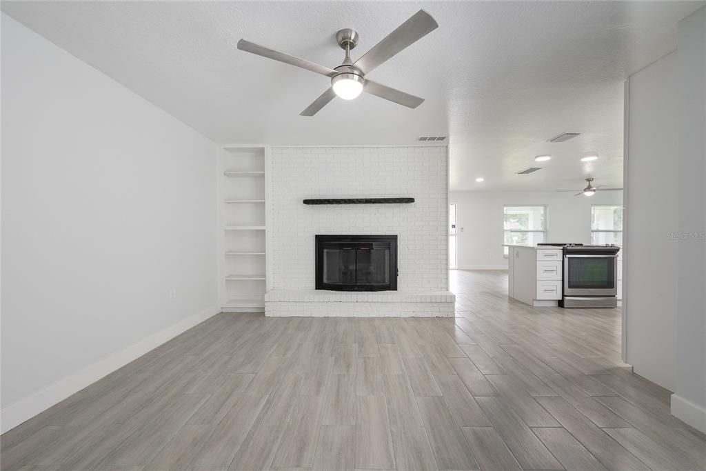 Под контрактом: $429,900 (4 спален, 2 ванн, 1766 Квадратных фут)