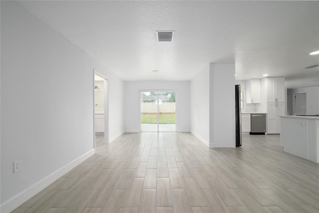 Под контрактом: $429,900 (4 спален, 2 ванн, 1766 Квадратных фут)