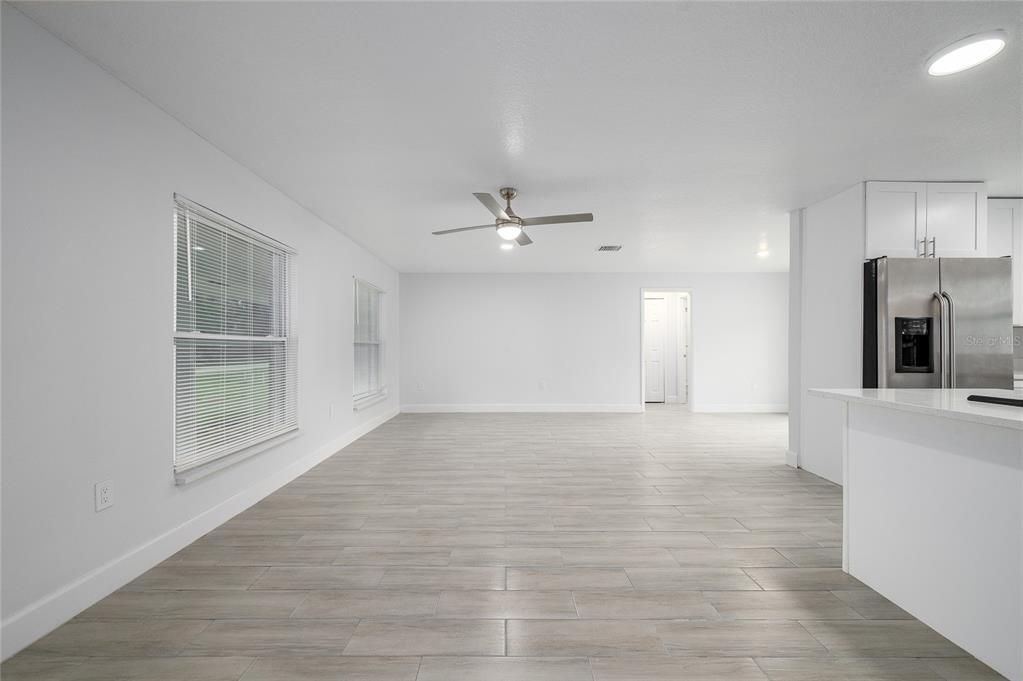 Под контрактом: $429,900 (4 спален, 2 ванн, 1766 Квадратных фут)