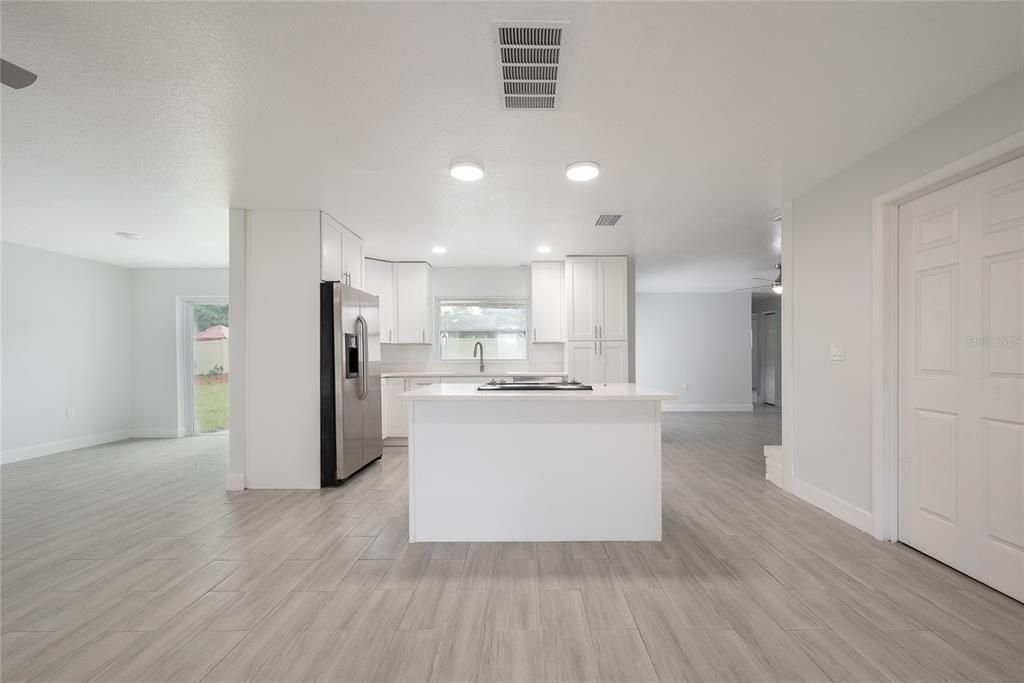 Под контрактом: $429,900 (4 спален, 2 ванн, 1766 Квадратных фут)