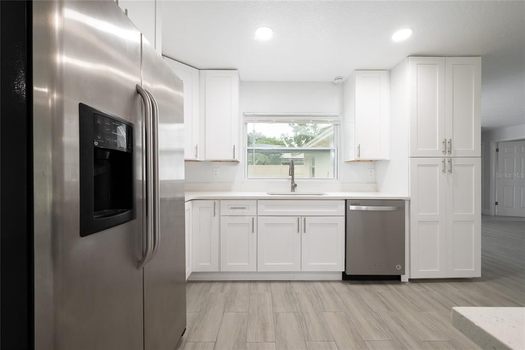 Под контрактом: $429,900 (4 спален, 2 ванн, 1766 Квадратных фут)