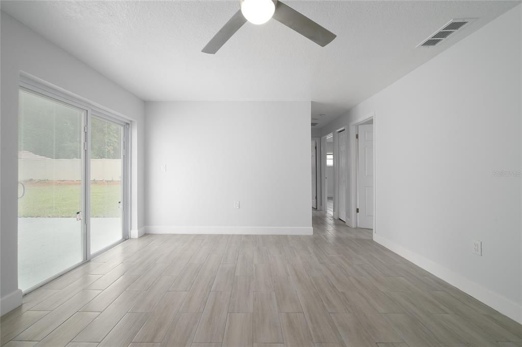 Под контрактом: $429,900 (4 спален, 2 ванн, 1766 Квадратных фут)