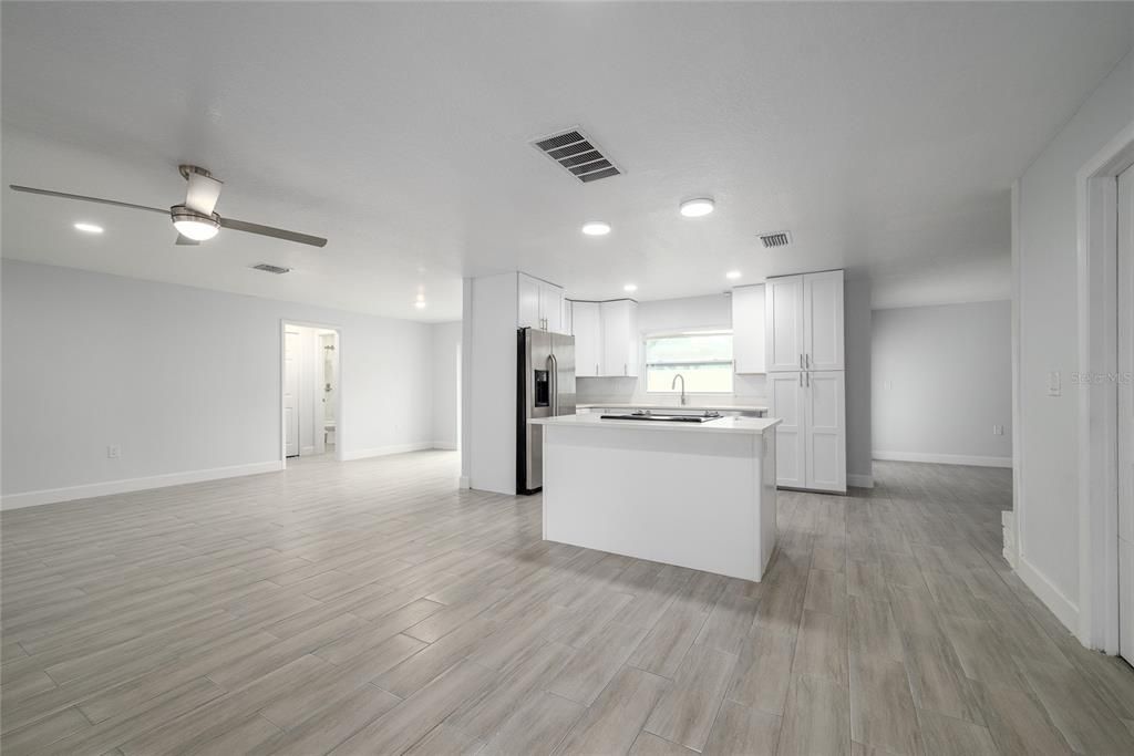 Под контрактом: $429,900 (4 спален, 2 ванн, 1766 Квадратных фут)