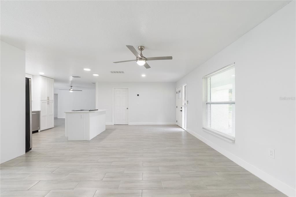 Под контрактом: $429,900 (4 спален, 2 ванн, 1766 Квадратных фут)