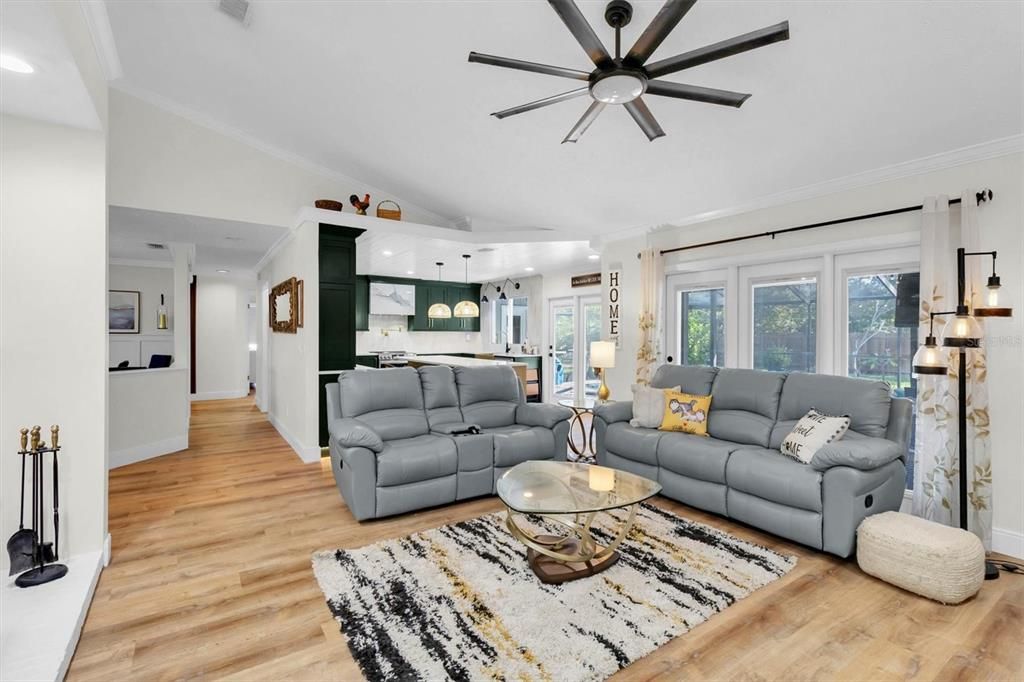 合同活跃: $775,000 (4 贝兹, 2 浴室, 2251 平方英尺)