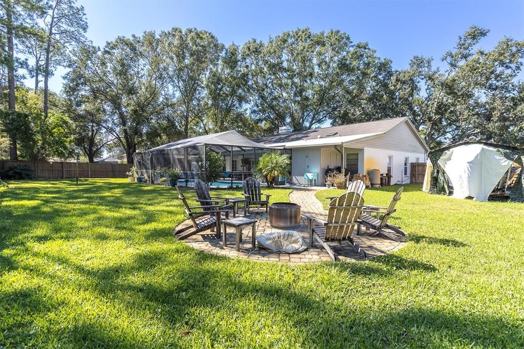 合同活跃: $775,000 (4 贝兹, 2 浴室, 2251 平方英尺)