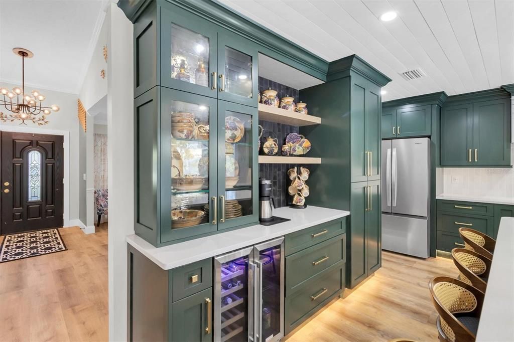 合同活跃: $775,000 (4 贝兹, 2 浴室, 2251 平方英尺)