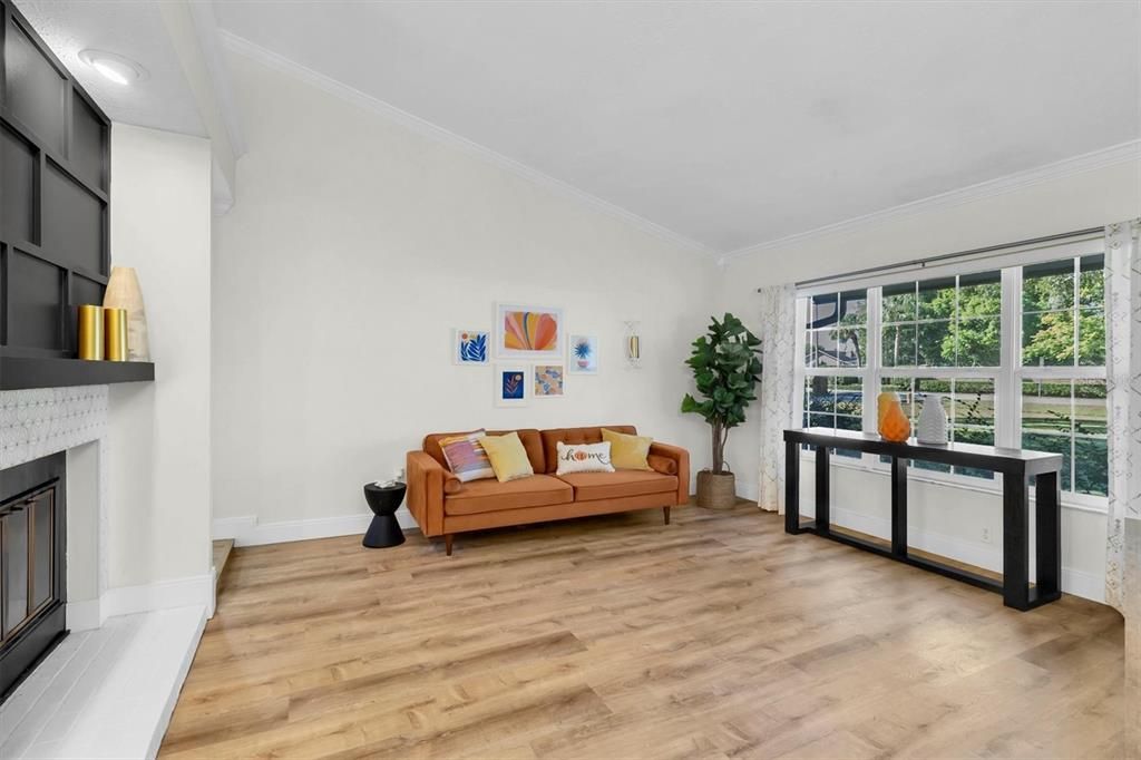 合同活跃: $775,000 (4 贝兹, 2 浴室, 2251 平方英尺)