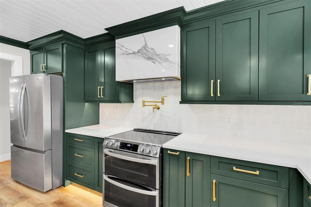 合同活跃: $775,000 (4 贝兹, 2 浴室, 2251 平方英尺)