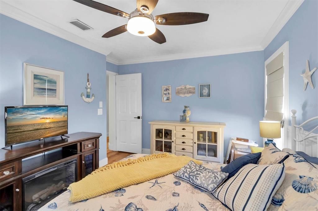 合同活跃: $775,000 (4 贝兹, 2 浴室, 2251 平方英尺)