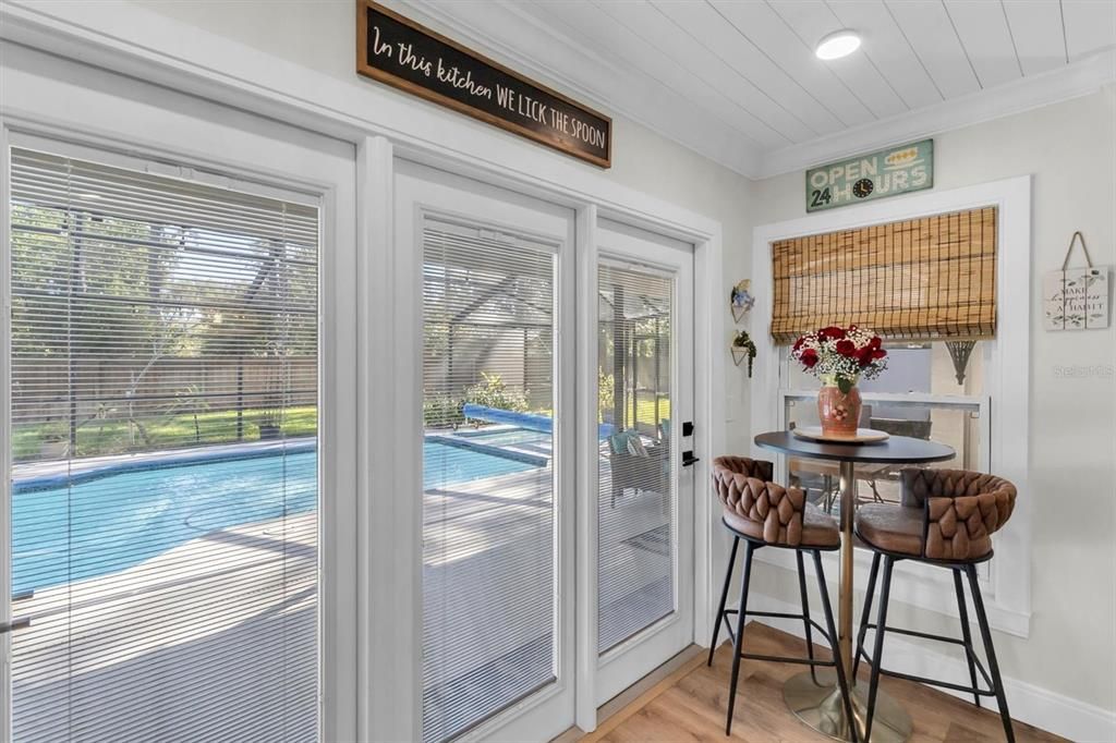 合同活跃: $775,000 (4 贝兹, 2 浴室, 2251 平方英尺)