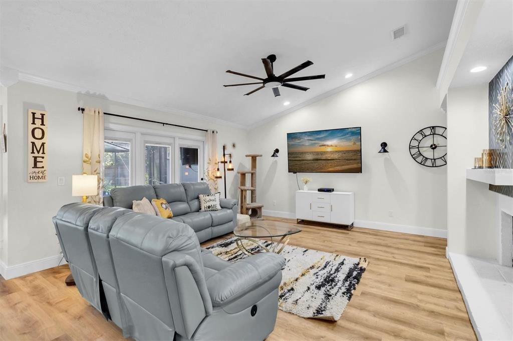 合同活跃: $775,000 (4 贝兹, 2 浴室, 2251 平方英尺)