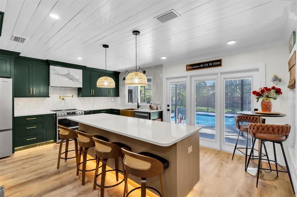 合同活跃: $775,000 (4 贝兹, 2 浴室, 2251 平方英尺)