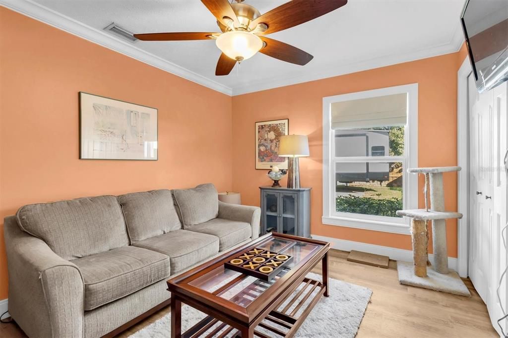 合同活跃: $775,000 (4 贝兹, 2 浴室, 2251 平方英尺)