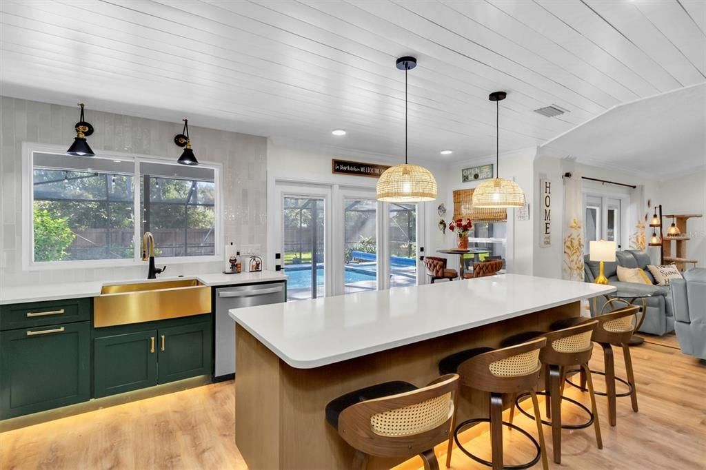 合同活跃: $775,000 (4 贝兹, 2 浴室, 2251 平方英尺)