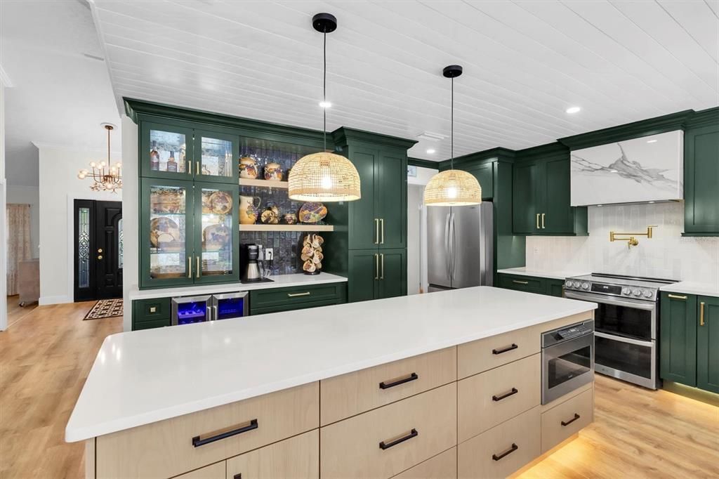 合同活跃: $775,000 (4 贝兹, 2 浴室, 2251 平方英尺)