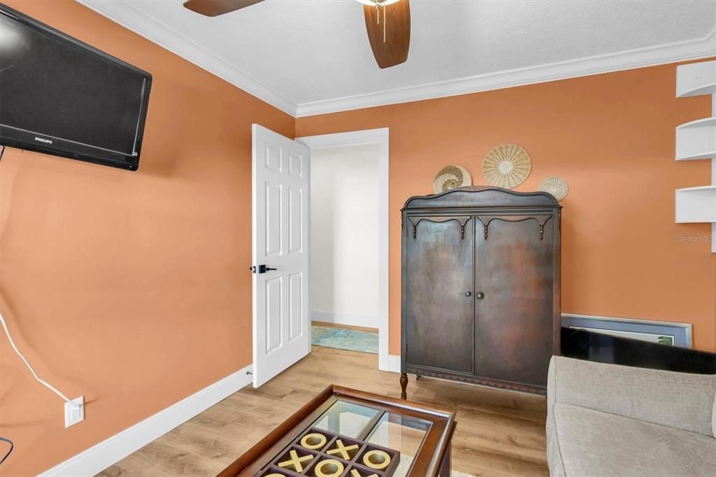 合同活跃: $775,000 (4 贝兹, 2 浴室, 2251 平方英尺)