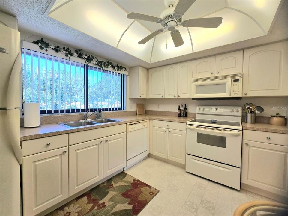 For Sale: $169,900 (2 beds, 2 baths, 1059 Square Feet)